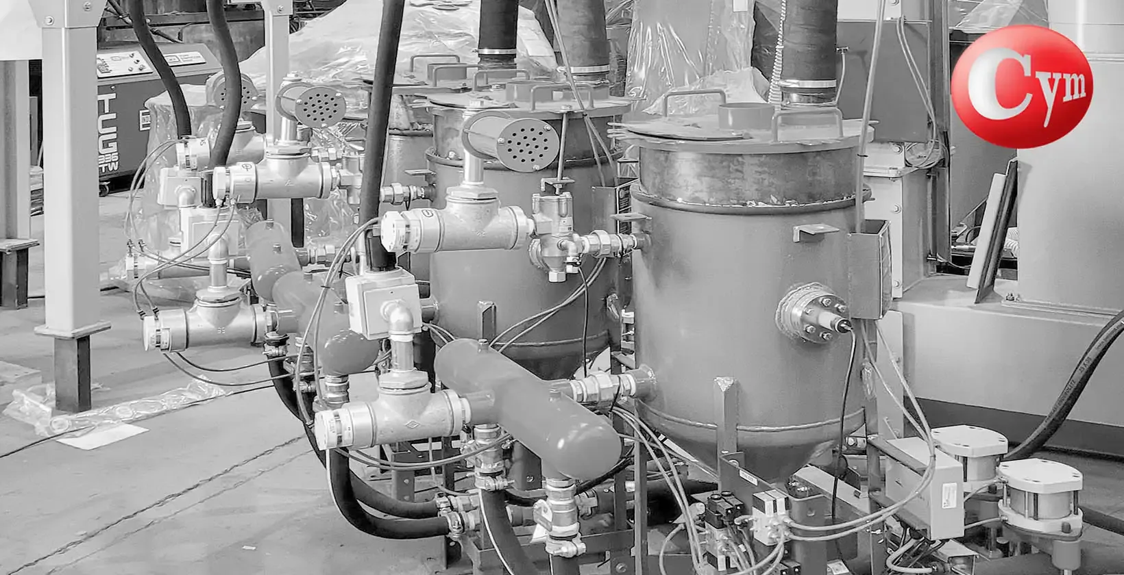 Tolvas jateamento Metalcym 70 litros integradas em equipamento shot peening automático — manifold pneumático coletores