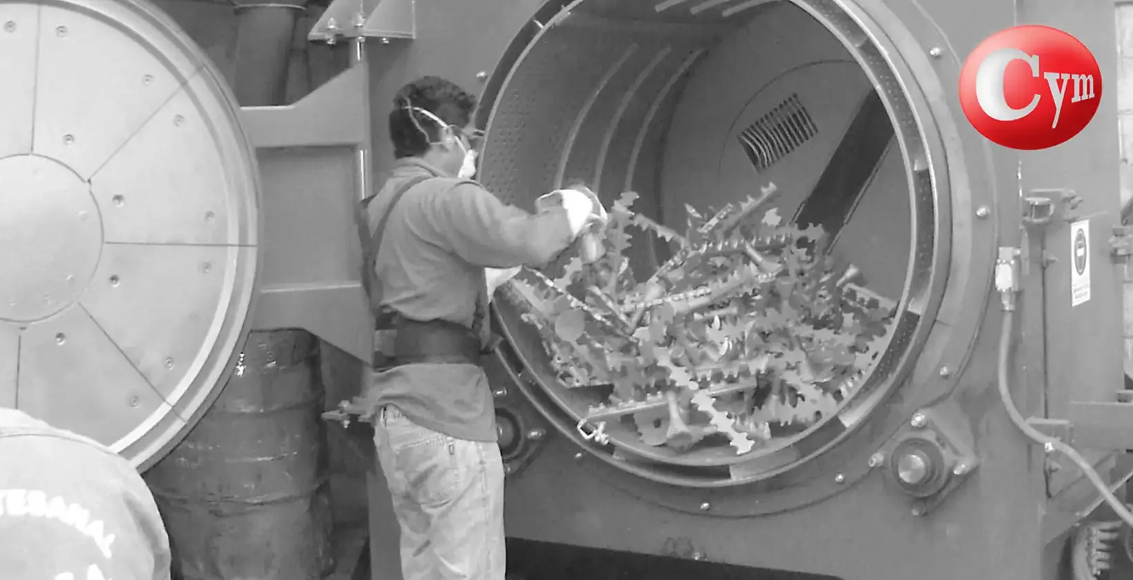 Carga manual de canais de colada em granalladora LT-TAM-1TR 30HP CYM — Técnica Artesanal Mexicana S.A. — Metalcym