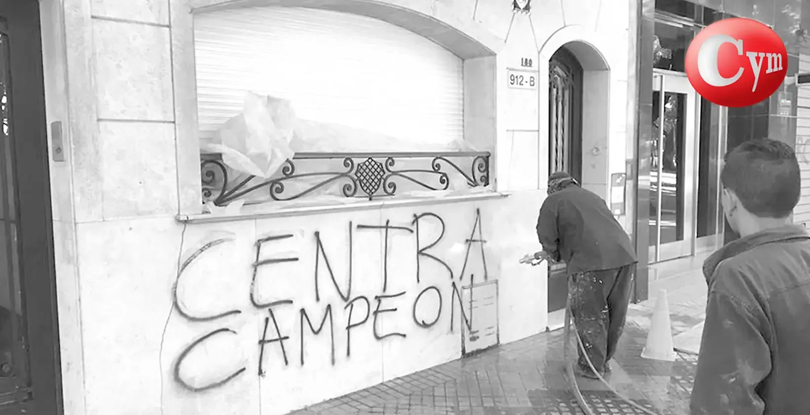 Limpeza de grafites em fachada de pedra de edifício urbano — tolva portátil CY70AL — jateamento bicarbonato — Metalcym