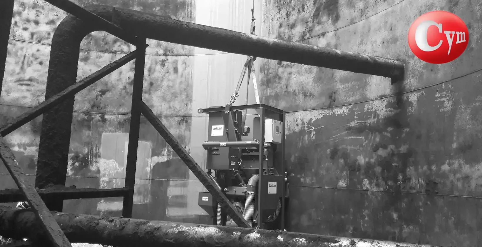 Granalladora portátil de parede Metalcym no interior de tanque de armazenamento, coletor pó integrado 30 HP
