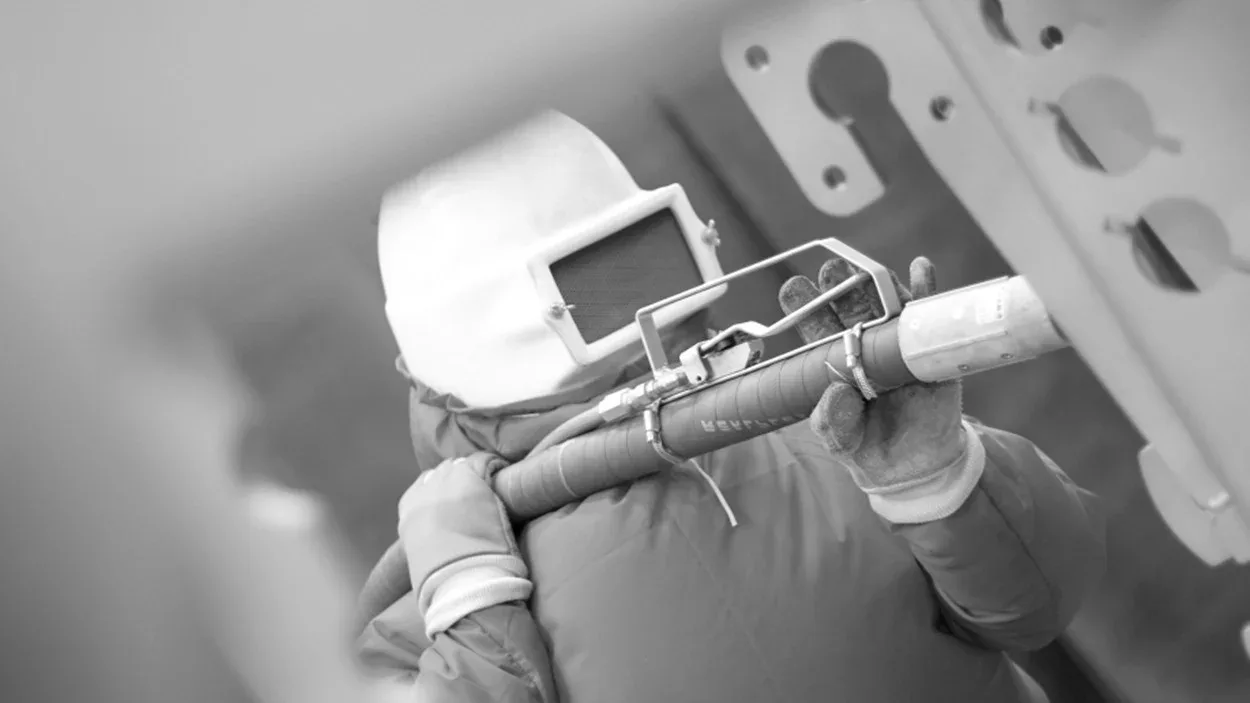 Operador com equipamento de proteção realizando jateamento manual a ar comprimido com sistema Metalcym
