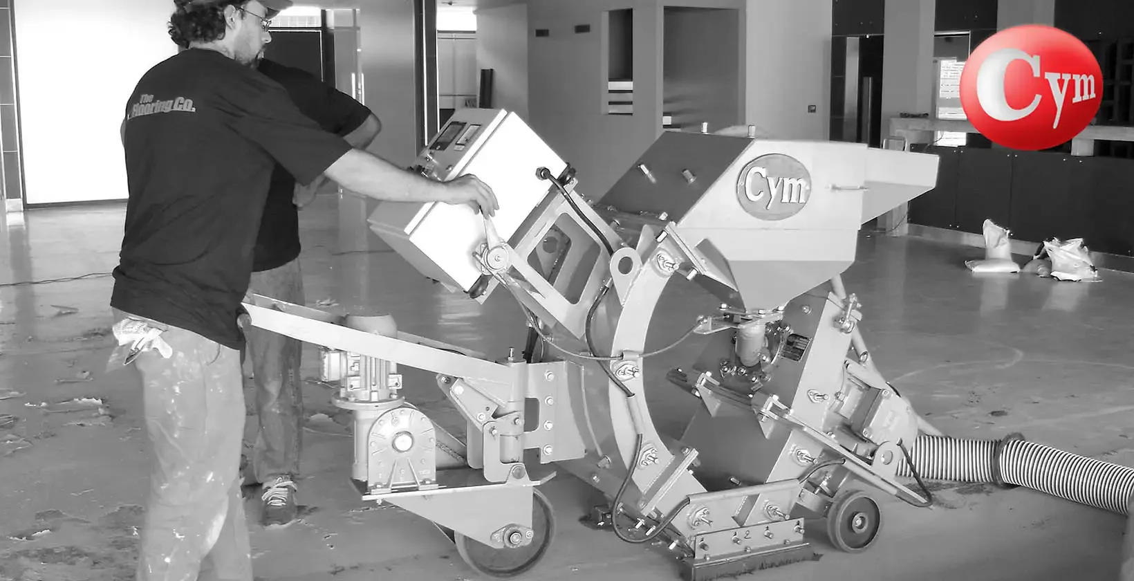 Granalladora portátil de piso Metalcym jateando concreto edifício em construção, turbina 30 HP perfil adesão epóxi
