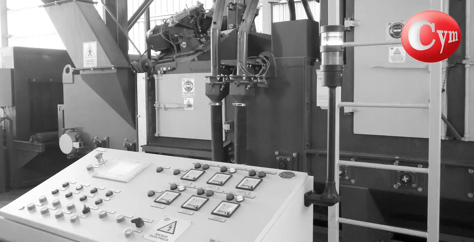 Painel de comando de granalhadora de chapas CYM CH 2.5H com cabine de jateamento e turbinas ao fundo – pistolas de pintura automáticas visíveis · Astillero Paraná Sur, Argentina