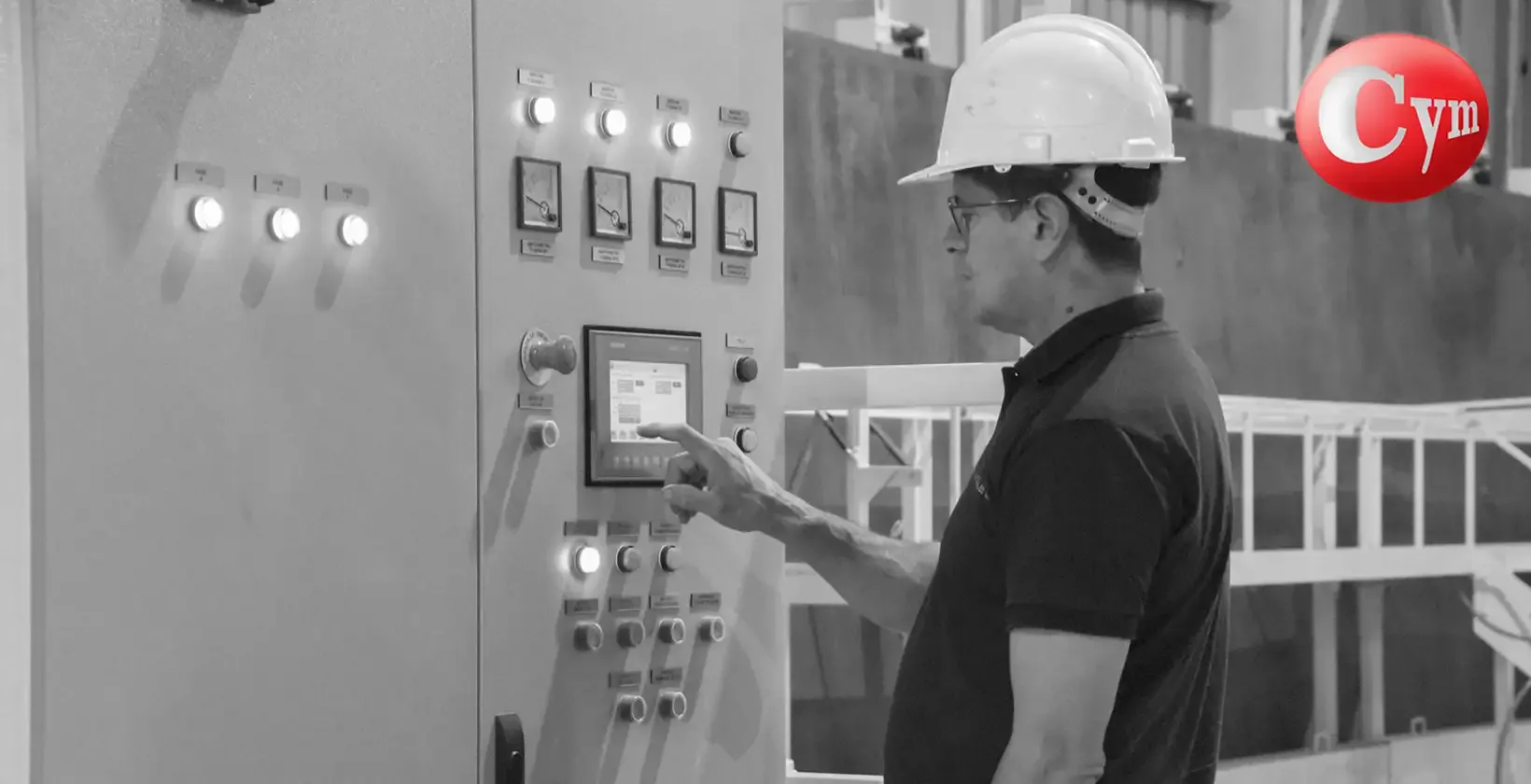 Operário operando painel de controle HMI touchscreen de granalhadora de chapas de passagem vertical CYM – controle de velocidade de passagem, turbinas e processo · Cantoni S.A., Argentina