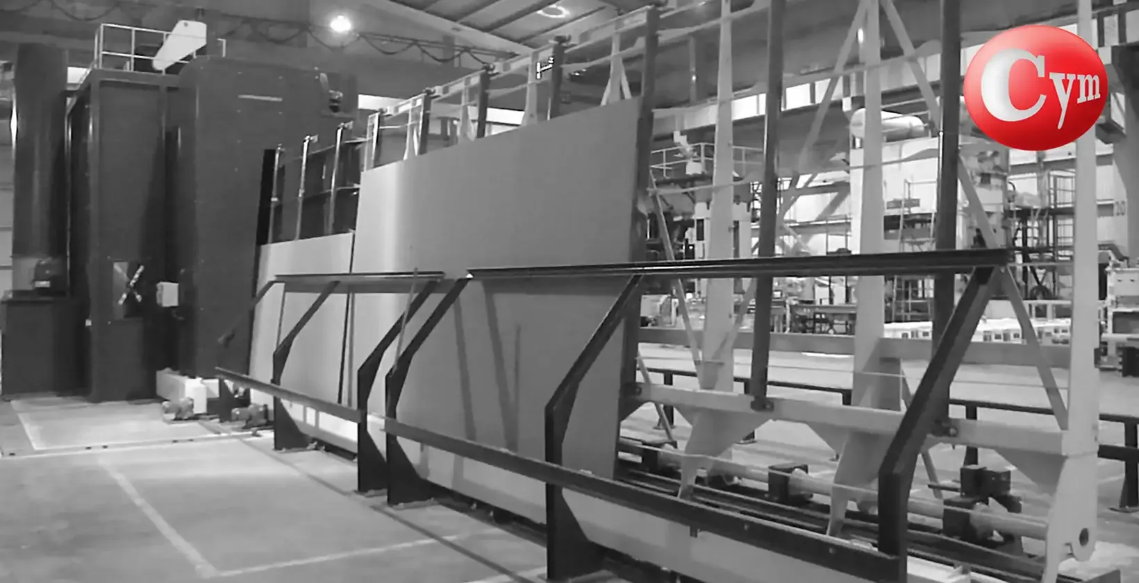 Sistema de transição de chapas da posição horizontal para vertical em granalhadora CYM – a chapa passa de deitada para vertical antes de entrar na cabine de jateamento