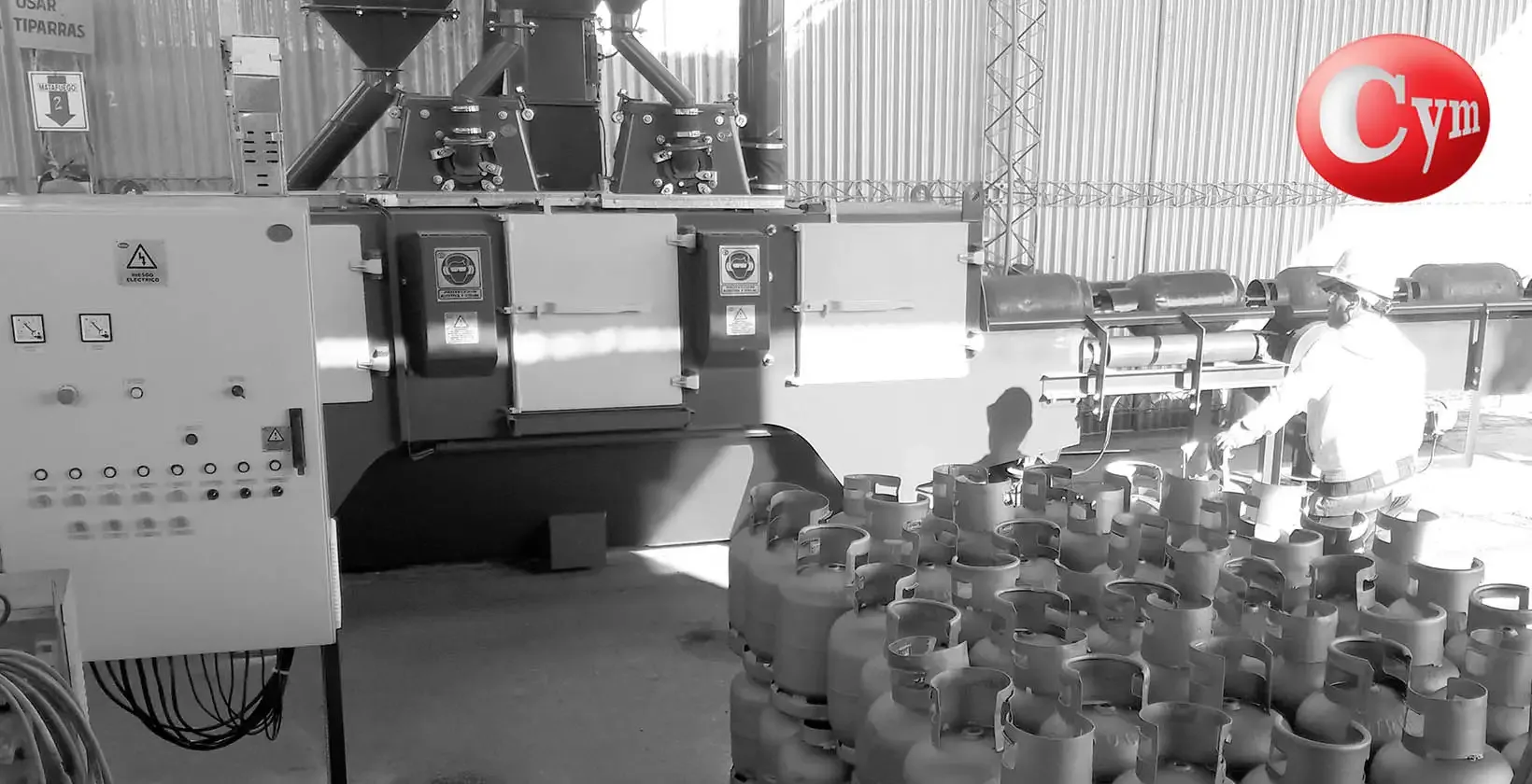 Granalhadora GAR 200-RI CYM – painel de comando em primeiro plano e lote de cilindros 15 kg aguardando · Las Varillas Gas