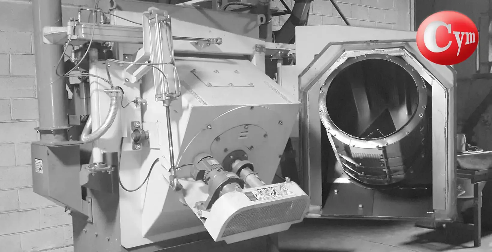 Detalhe acionamento granalladora LT-TAM 60-2P-1TR 20HP CYM — motorredutor — sistema fechamento porta — APISA Fasteners México