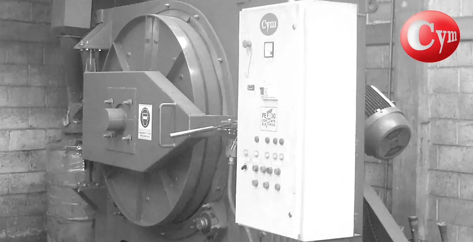 Granalladora LT-TAM-1TR 30HP CYM — porta fechada — mecanismo de fechamento — painel de comando — Técnica Artesanal Mexicana