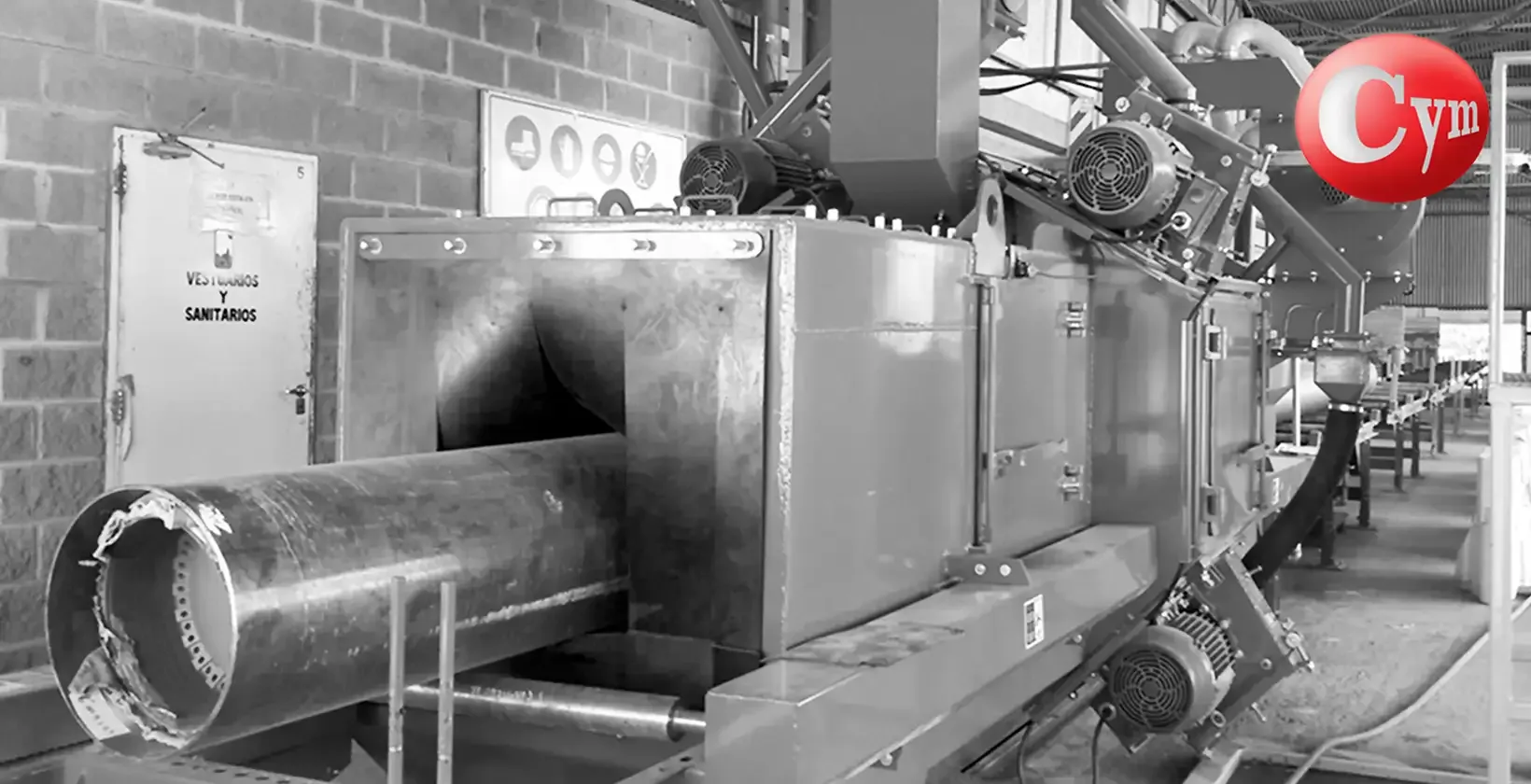 Granalhadora CYM PER-R 8x10 – tubo de matéria-prima entrando na cabine de jateamento pelo transportador