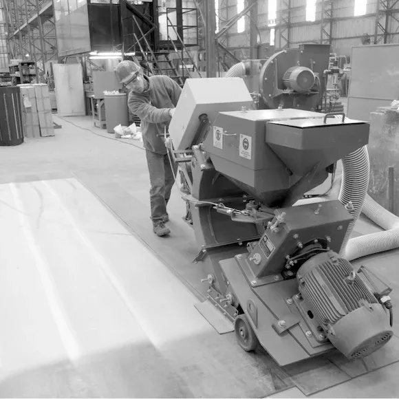 Jateamento de chapa com equipamento portátil por turbina