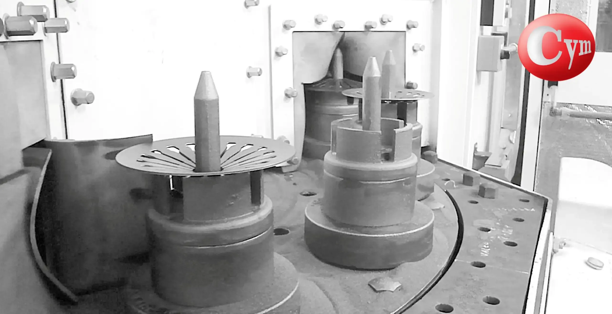 Zona exterior de carga da jateadora SAT12-1TR50HP da Metalcym — 3 de 12 satélites acessíveis aos robôs KUKA