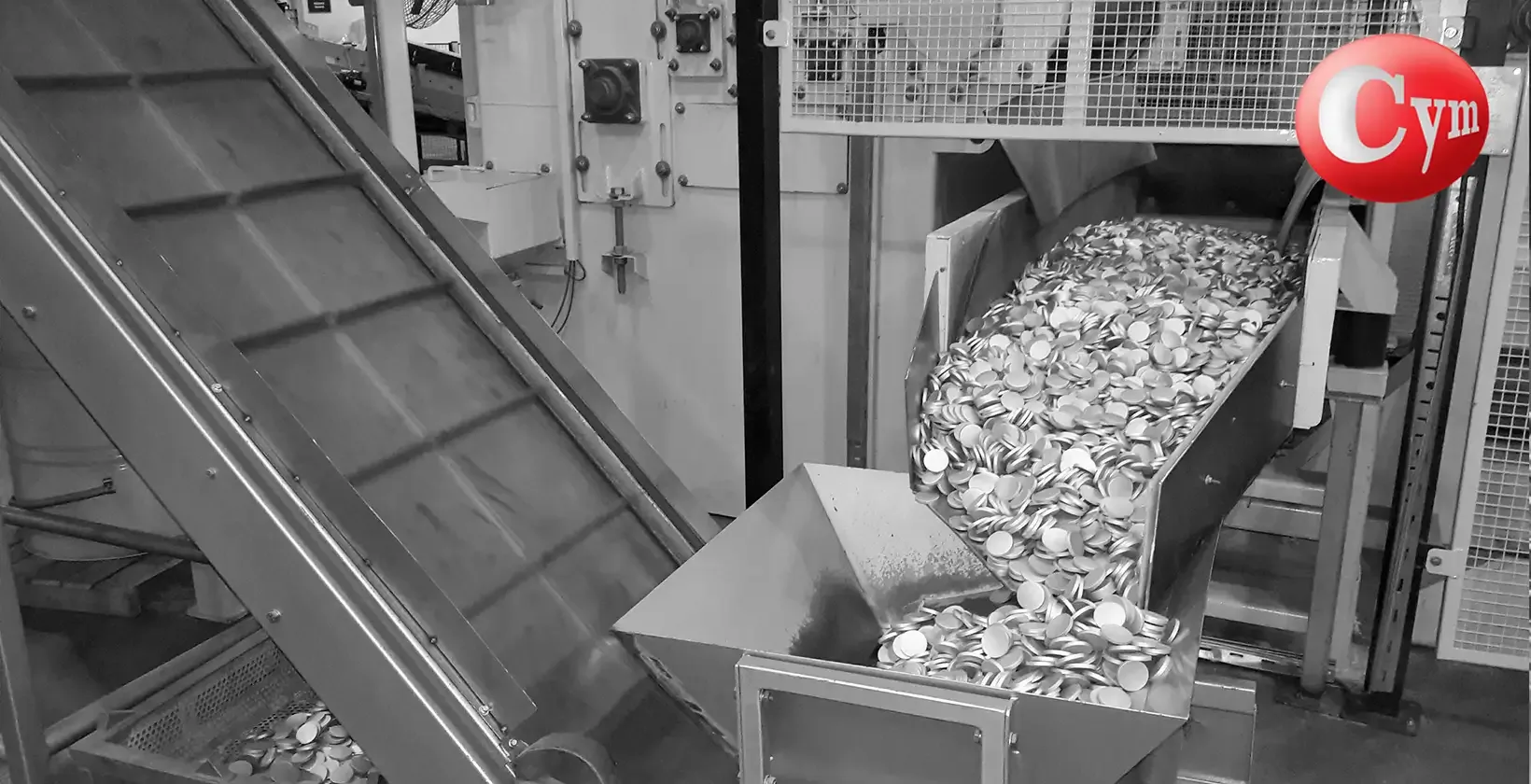 Descarga automática de tejos de alumínio (aluminium slugs) em granalhadora de cinta rotativa CYM LT 450 – 2 turbinas 20 HP, superfície brilhante pronta para embutição