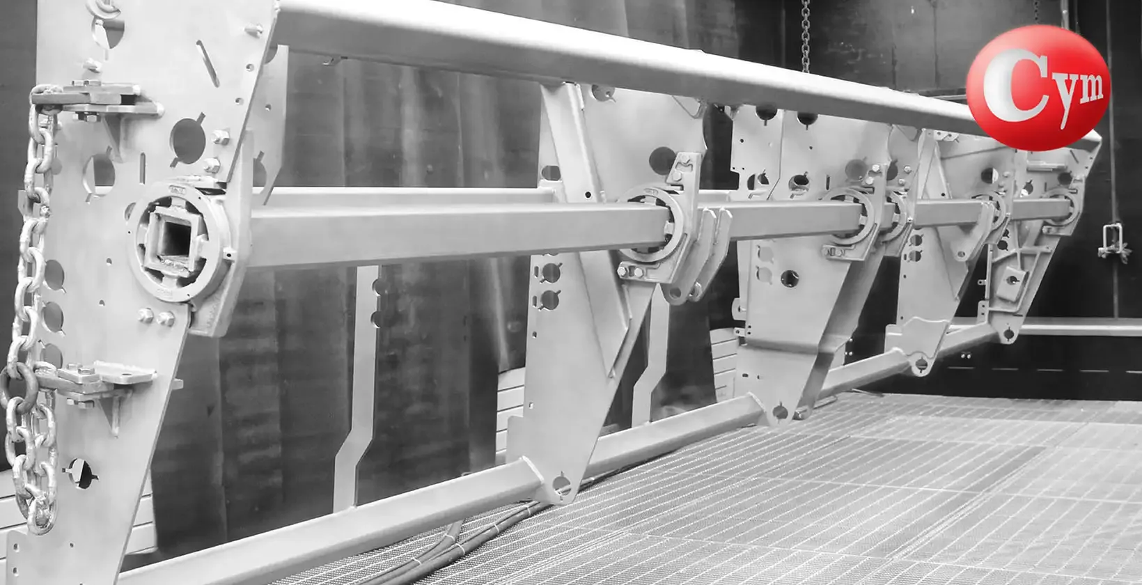 Interior cuarto jateamento CYM — implemento agrícola em transportador aéreo pós-jateamento Jumil