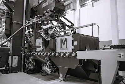 Jateadora METALCYM EST-10X05 com 8 turbinas de jateamento de 15 HP