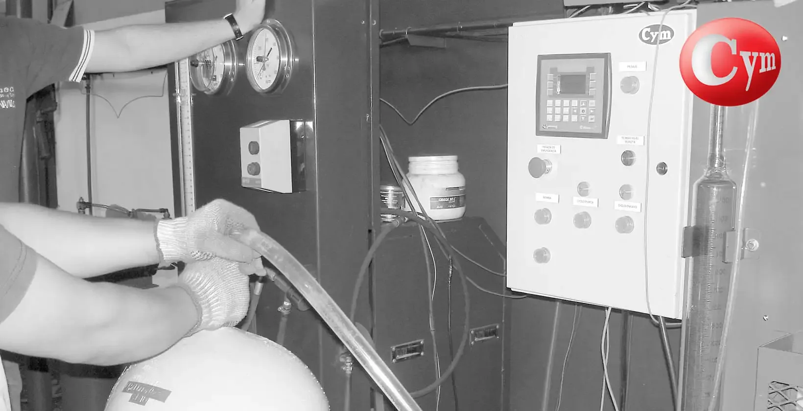 Operador conectando cilindro GNV GNC CNG equipamento prova hidráulica Metalcym PLC bureta expansão volumétrica