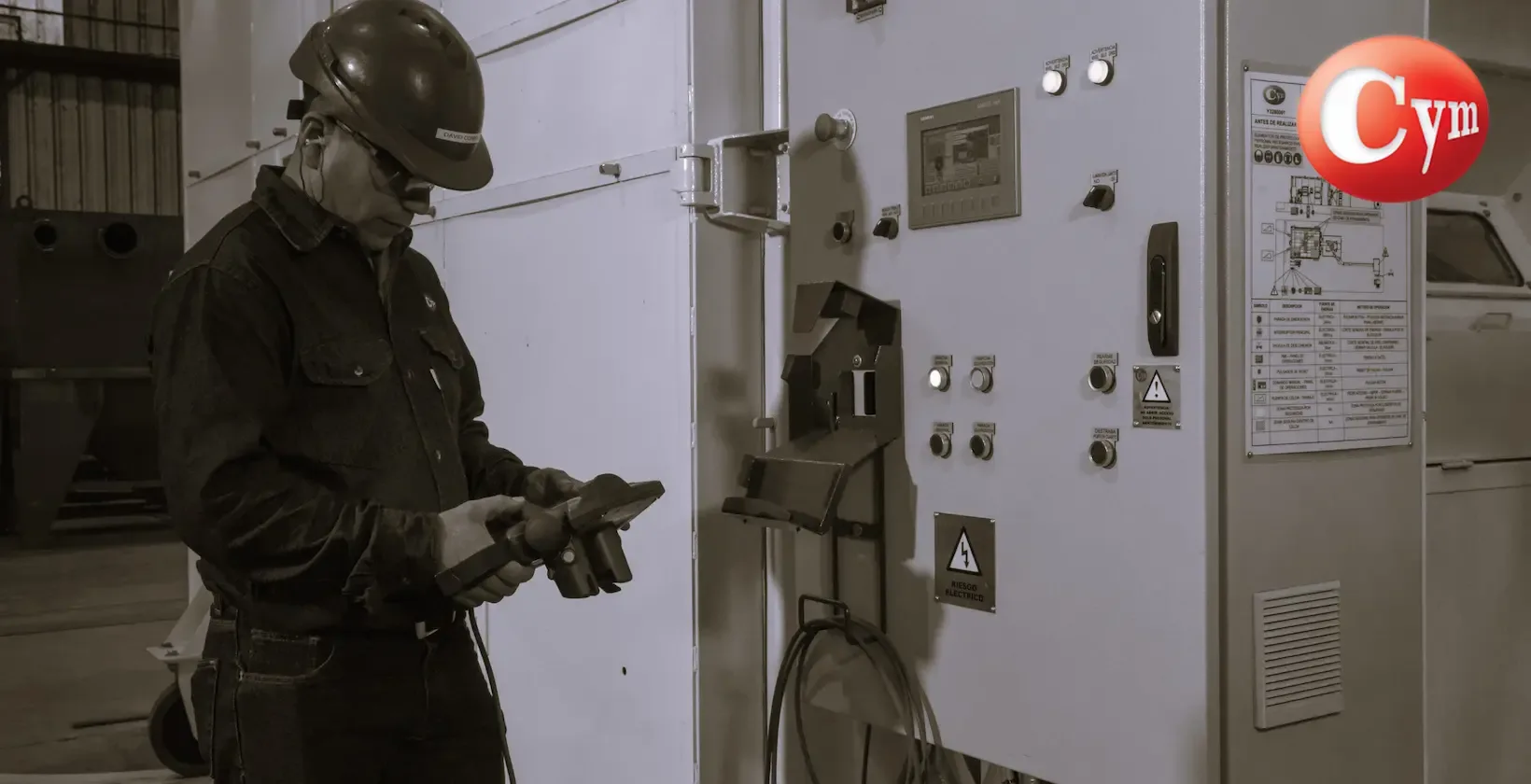 Operador programando robô Kuka pendant painel comando shot peening CYM — trajetórias CNC testes FAT aeronáutico · FADEA