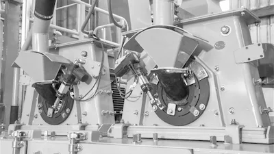 Detalhe duas turbinas de jateamento CYM desmontadas para manutenção mostrando discos impellers e carcaças