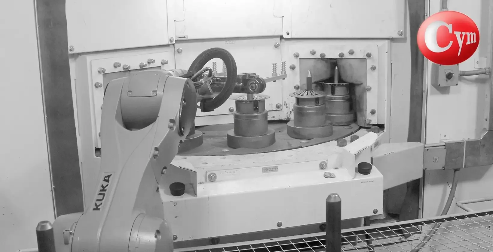 Metalcym SAT12-1TR50HP: robô KUKA carrega disco de embreagem, 3 satélites frente à turbina de 50 HP no jateamento