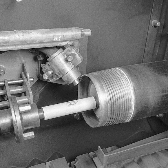 Por que o shot peening deve ser automático e controlado