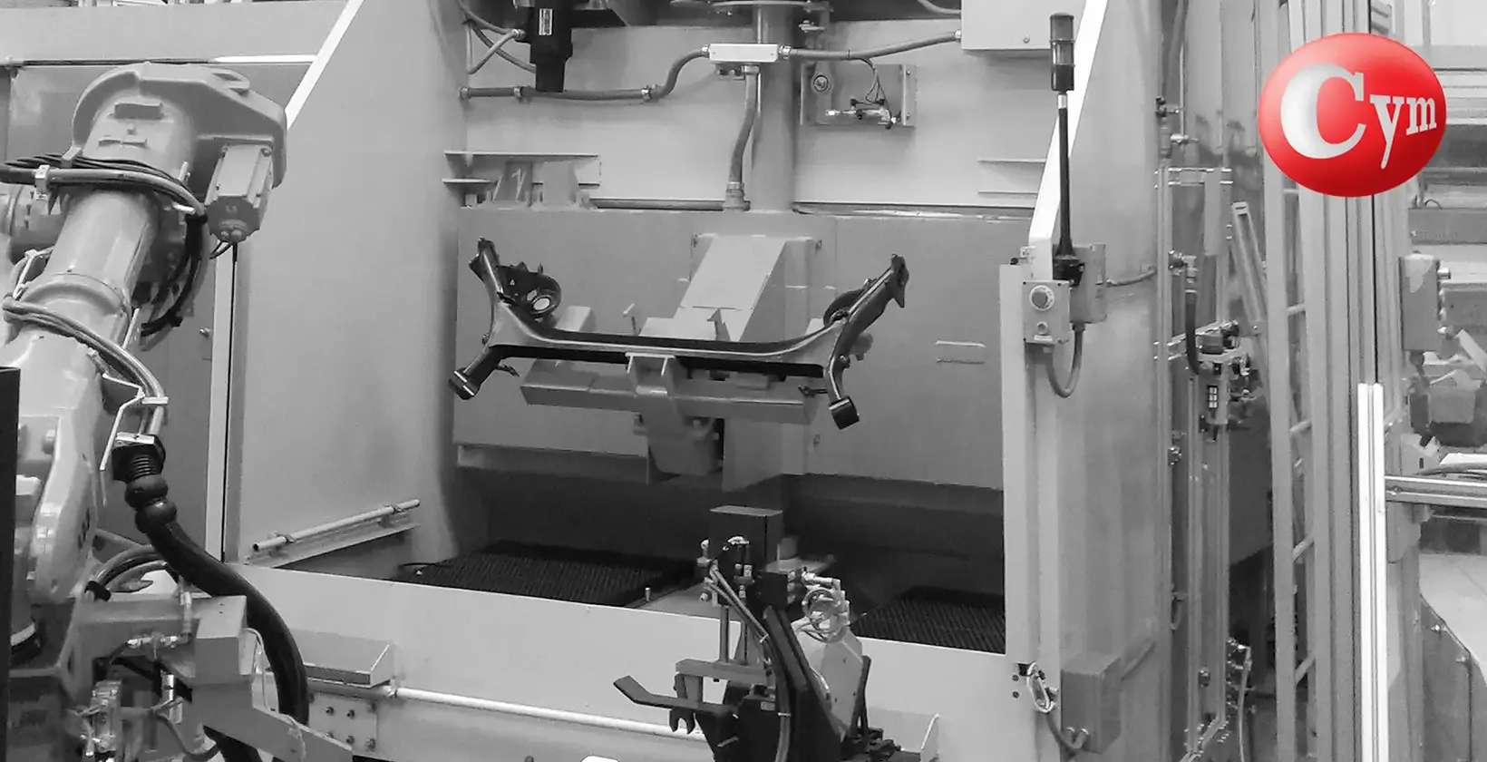 Shot peening robô ABB CYM porta giratória suporte eixo traseiro — peça suportador robô carga descarga · Gestamp Baires
