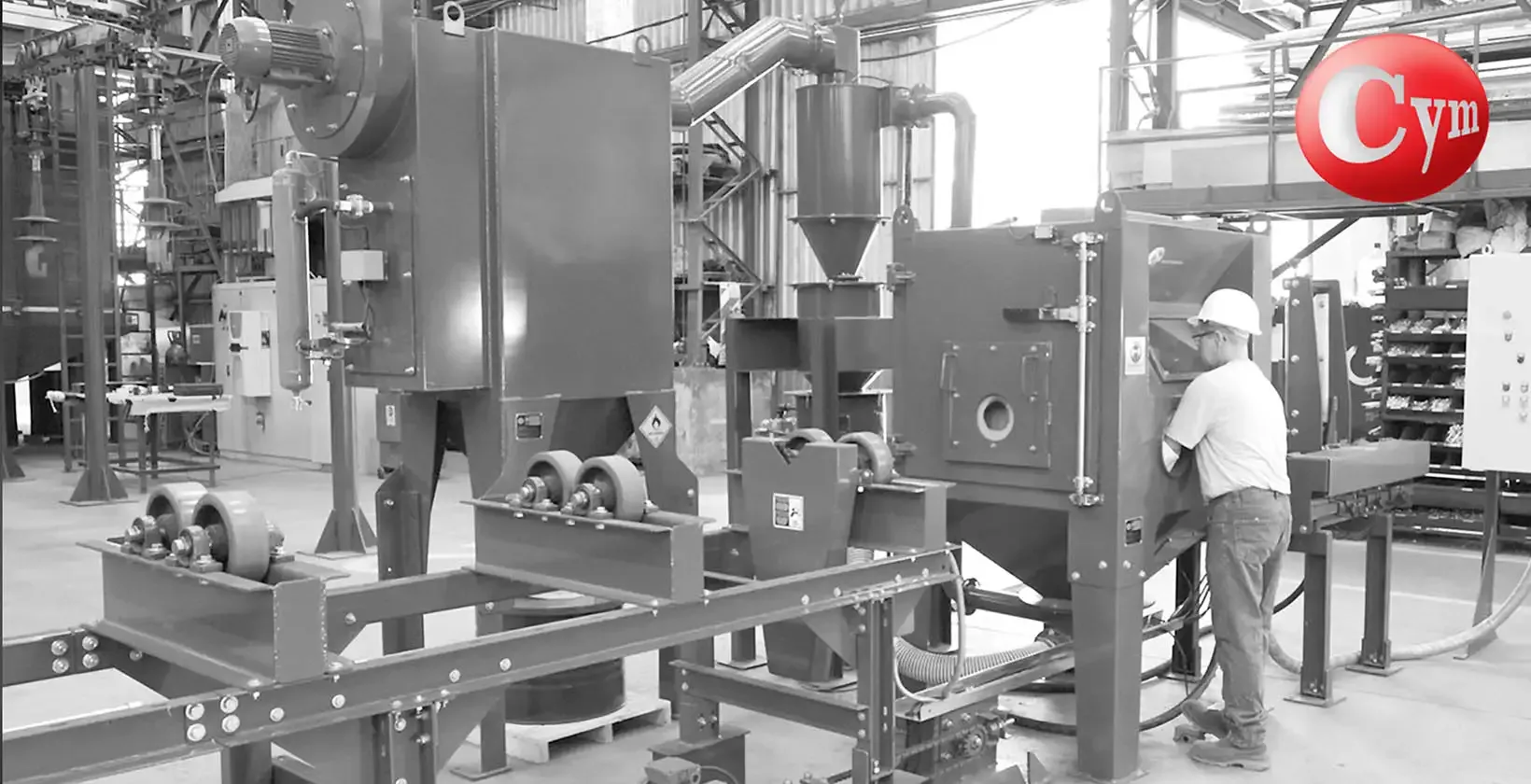 Teste FAT equipamento CYM shot peening roscas de tubos — operador carregando tubo no transportador — PyP SRL — Metalcym
