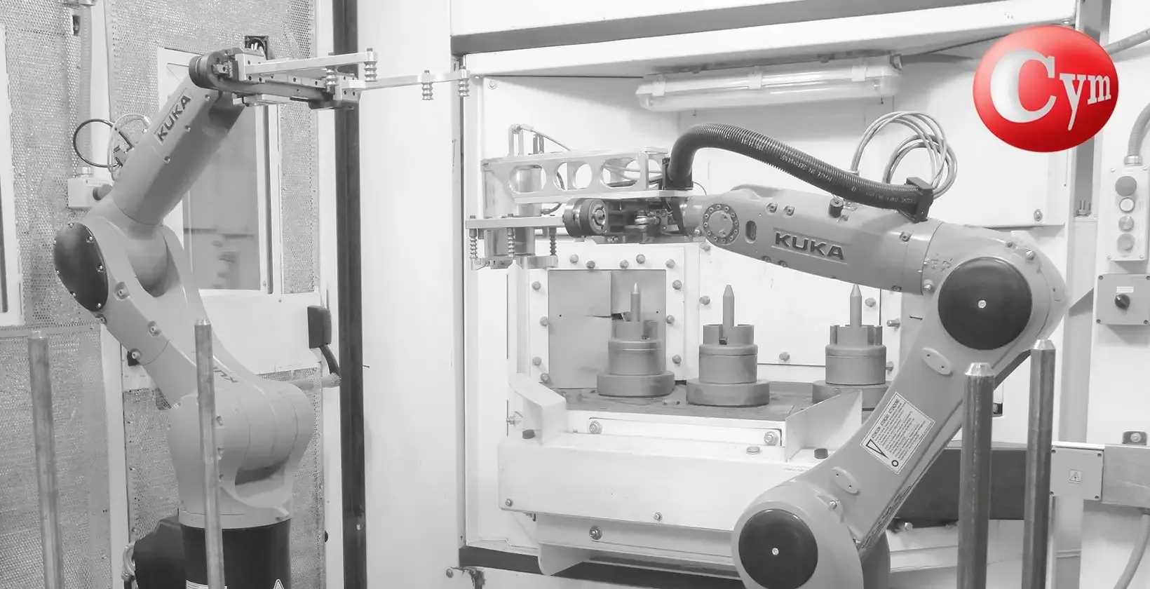 Operação simultânea de 2 robôs KUKA na jateadora SAT12-1TR50HP da Metalcym: carga e descarga sem tempo morto