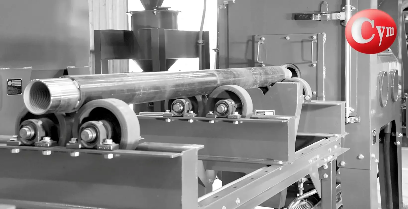 Transportador de rolos com tubo de perfuração carregado — equipamento CYM shot peening roscas — PyP SRL — Metalcym