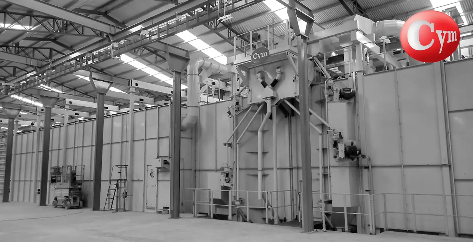 Túnel de jateamento contínuo CYM – vista lateral da cabine com 16 blast wheels distribuídas estrategicamente para cobertura uniforme