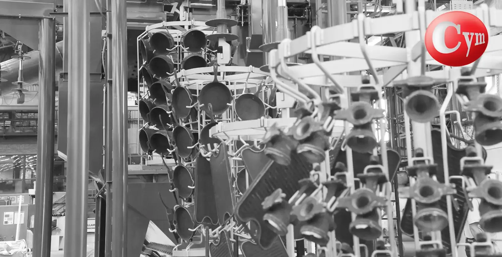 Túnel de jateamento de avanço descontínuo CYM TUN 13x17 – entrada de peças fundidas com Human Machine Interface (HMI) e sistema de recuperação de abrasivo